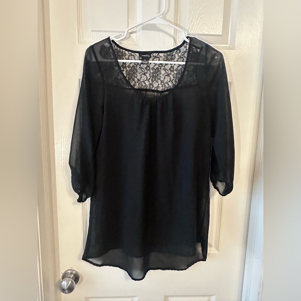 ❤️ 2/$20
Rue21 Black Sheer Lace Blouse